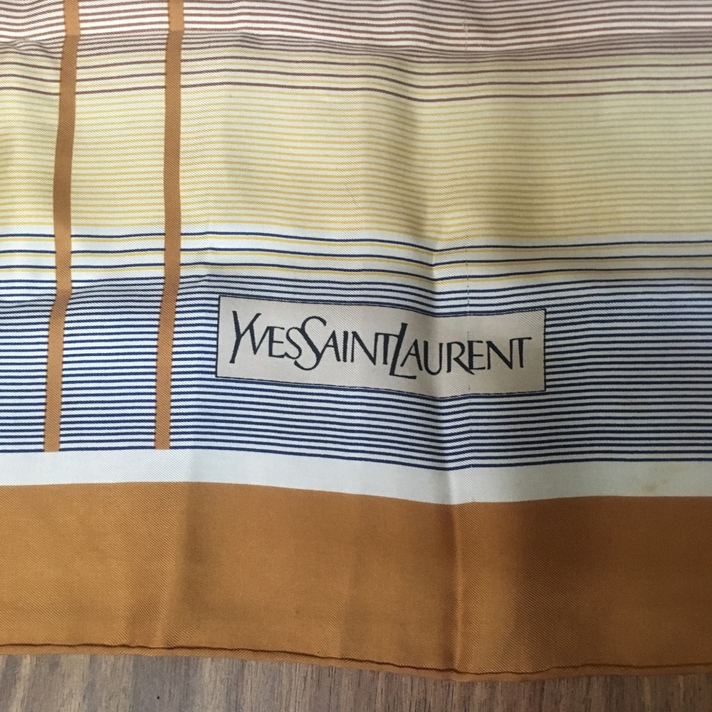 💯 % Authentic YSL scarf - Picture 2 of 3